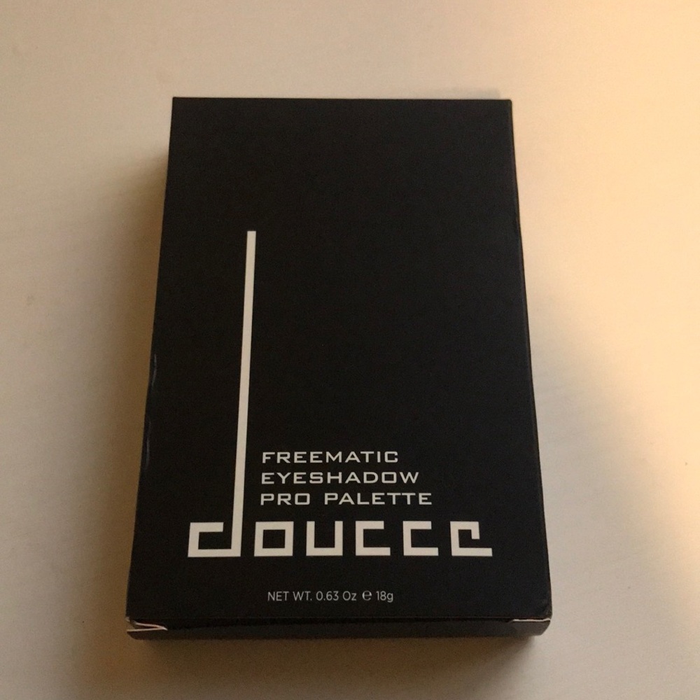 Doucce freematic eyeshadow pro palette